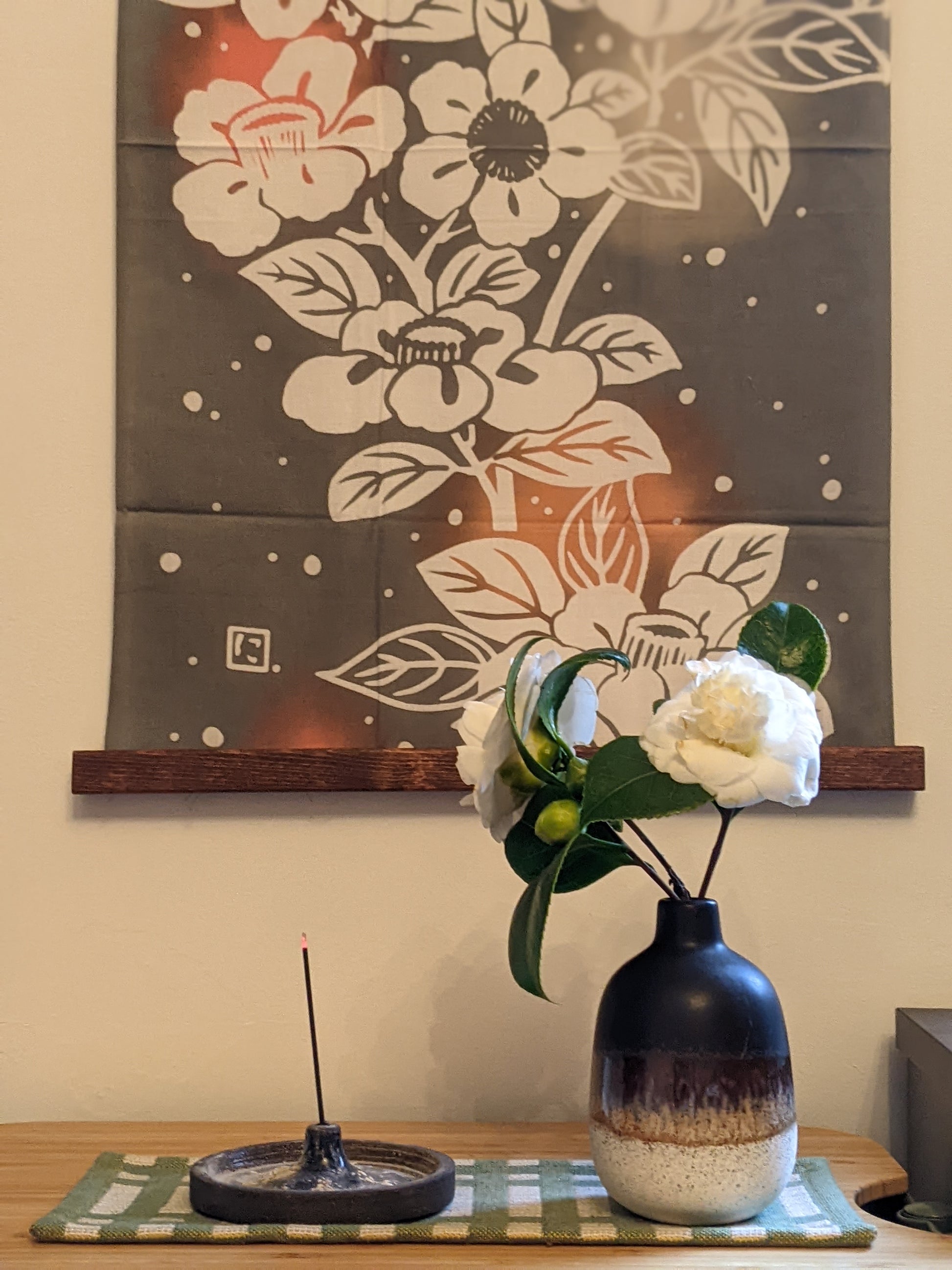 Nijiyura Chusen Tenugui Cloth - Winter Camellia image 3