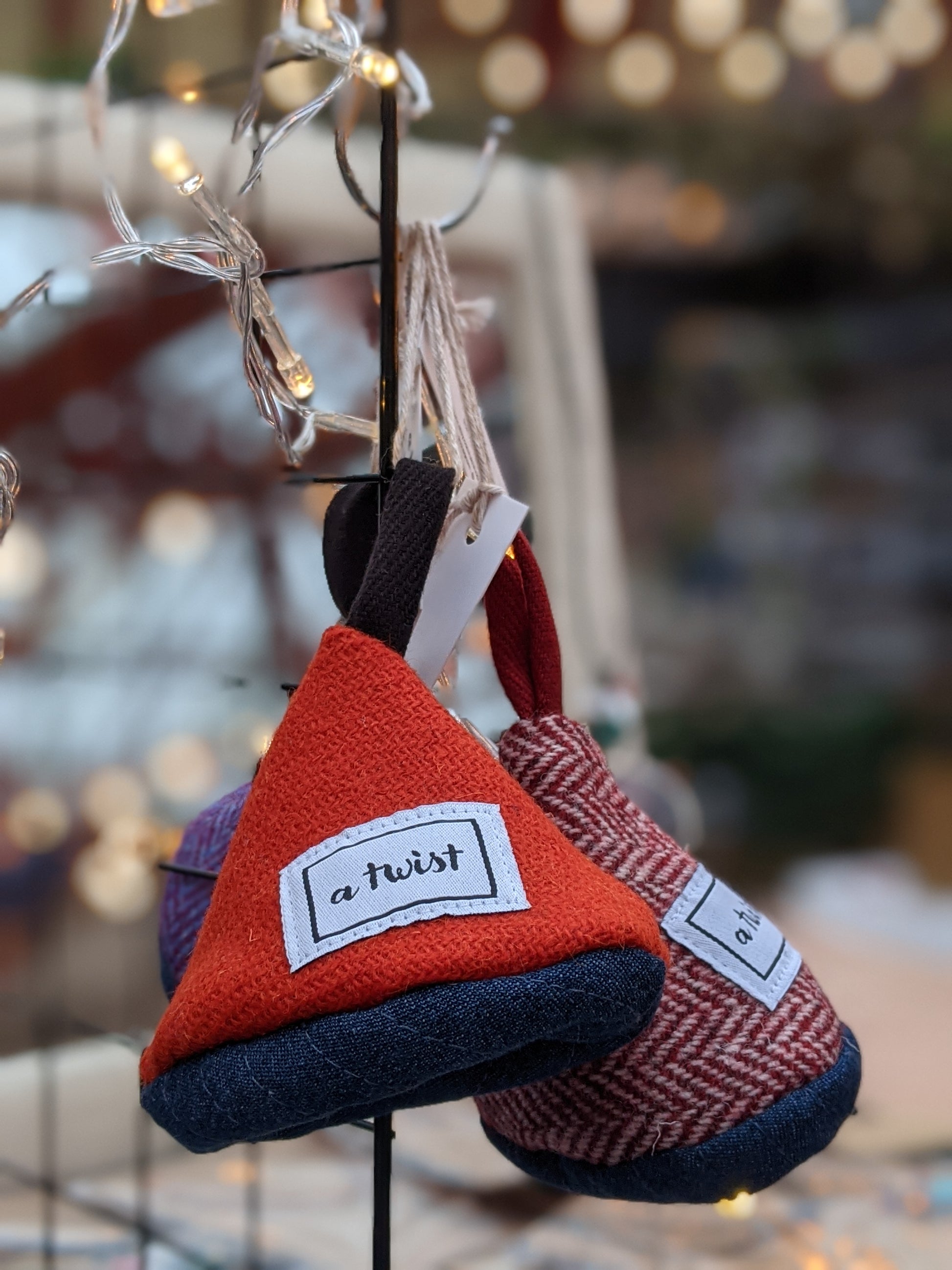 Triangular Lid Mitten - Small image 1