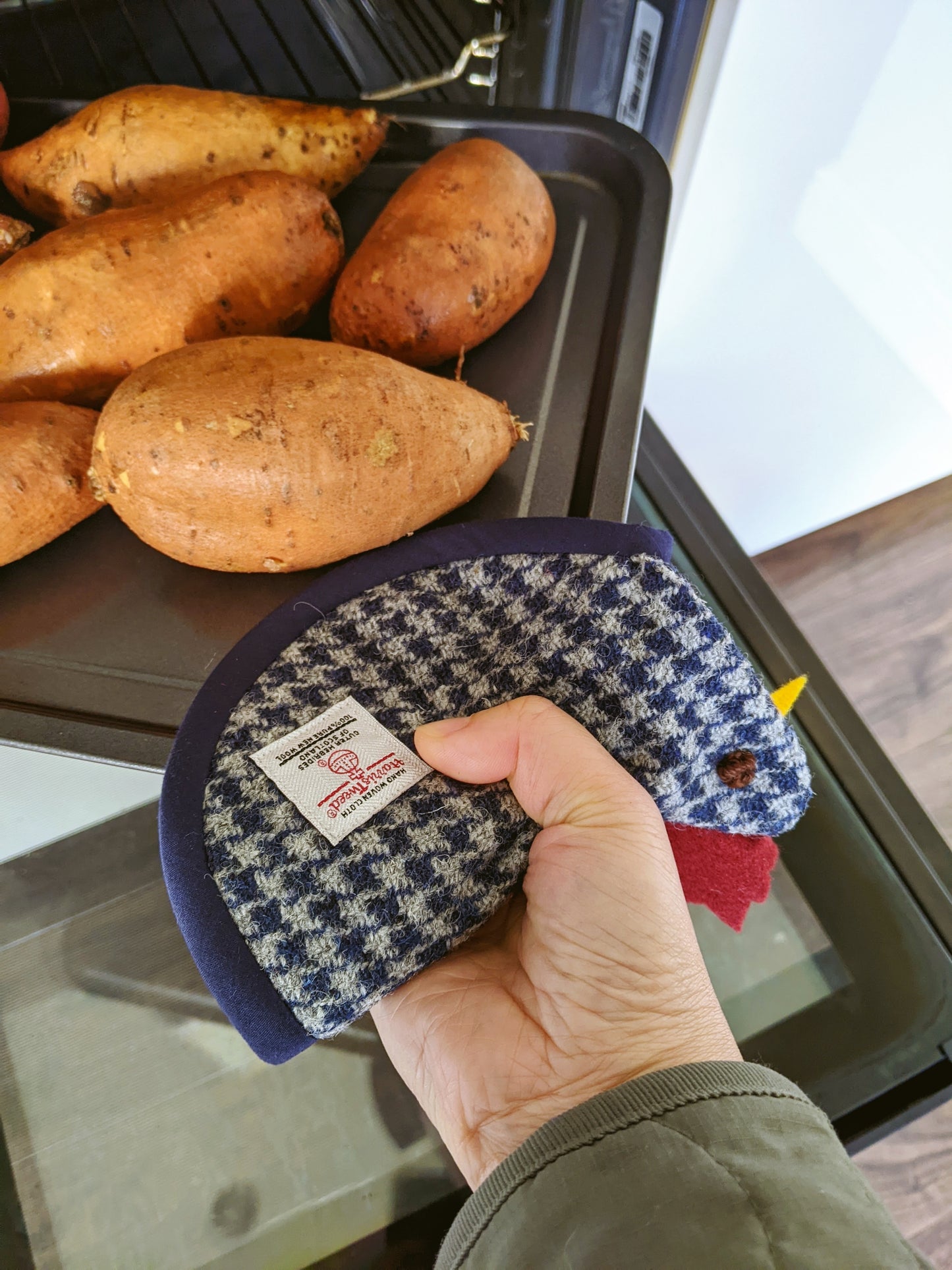 A Bird In The Hand - Single Oven Glove image 5