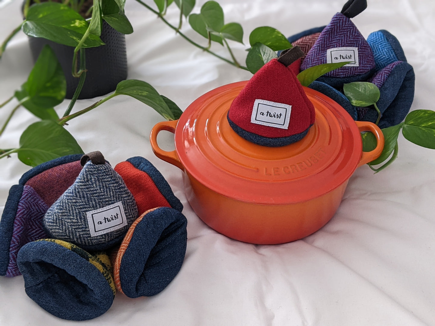 Triangular Lid Mitten - Small image 0